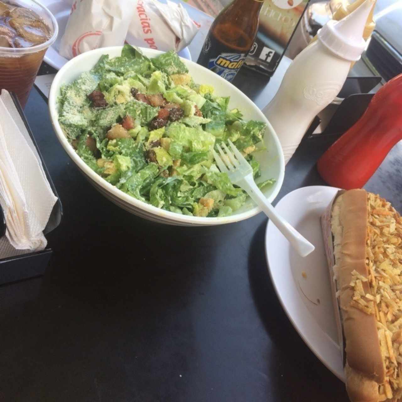 ensalada cesar, perro caliente 