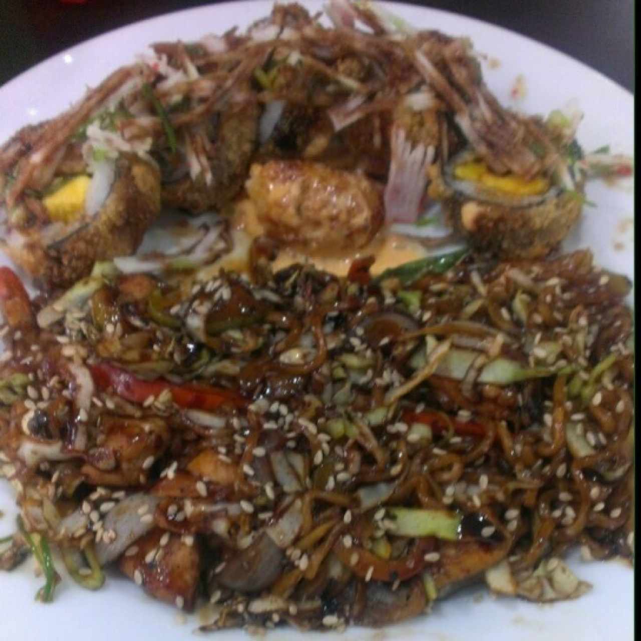 Combo 11: Okinawa, yakisoba de pollo y 2 croqueticas de cangrejo