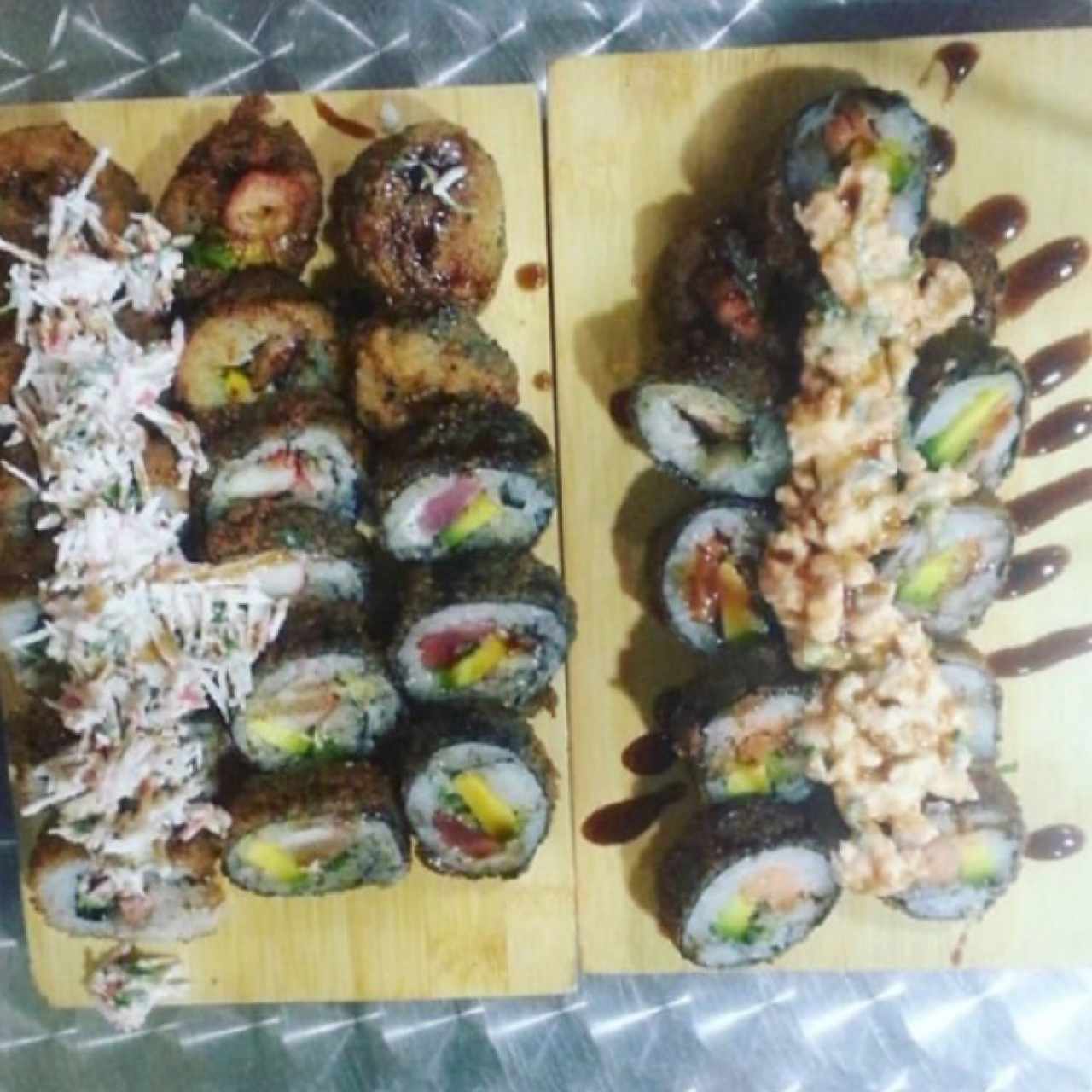 Combo 5 (izquierda) y roll que no recuerdo el nombre, pero tenía topping de salmón
