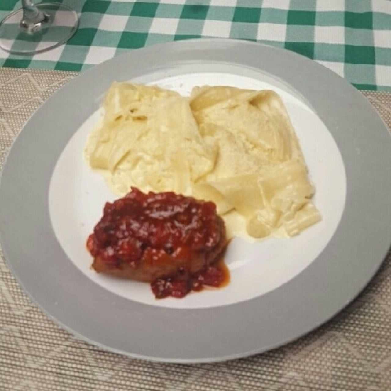 cerdo relleno agridulce y pappardelle a la crema