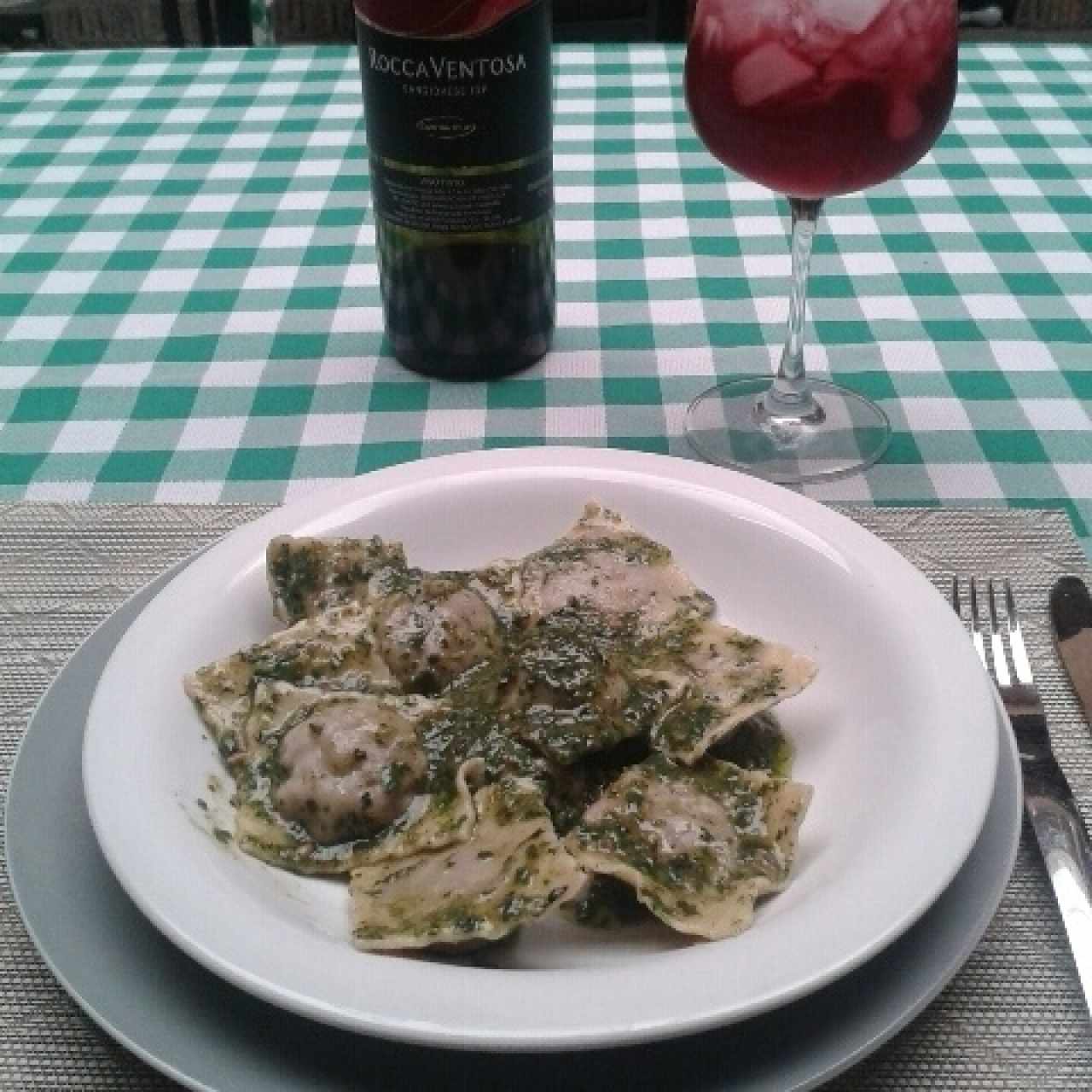 Ravioli de carne al pesto 