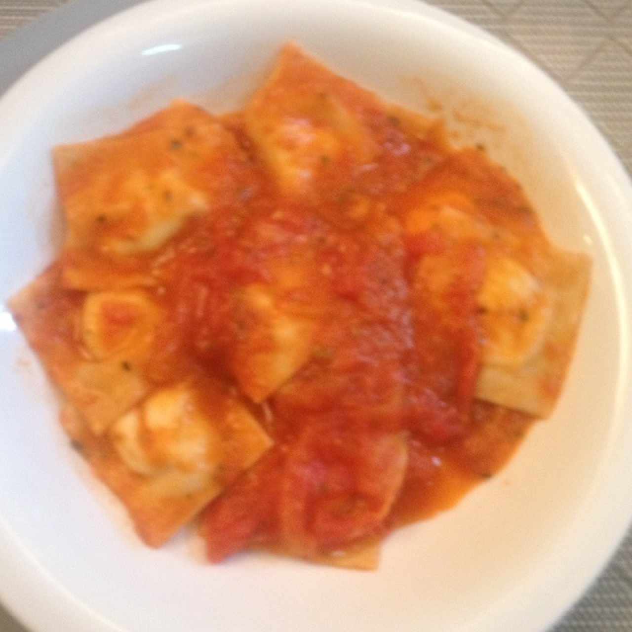 Ravioli rellenoa de queso de cabra y cebolla caramelizada