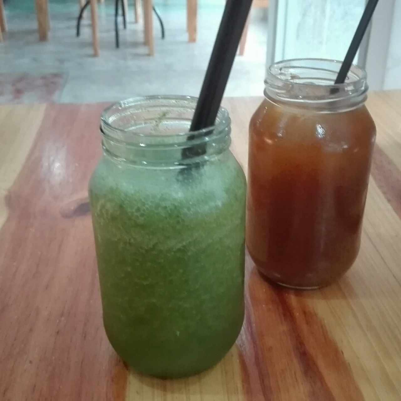 Limonada con hierbabuena y papelón con limón 