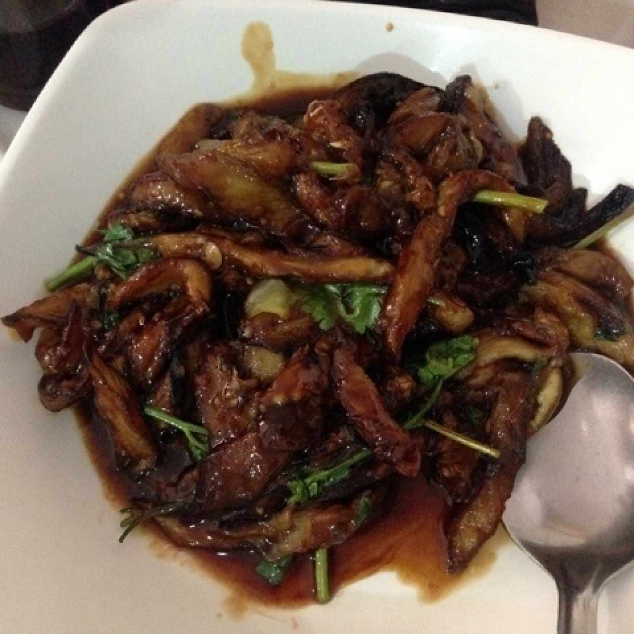 Berenjenas con cerdo y cilantro