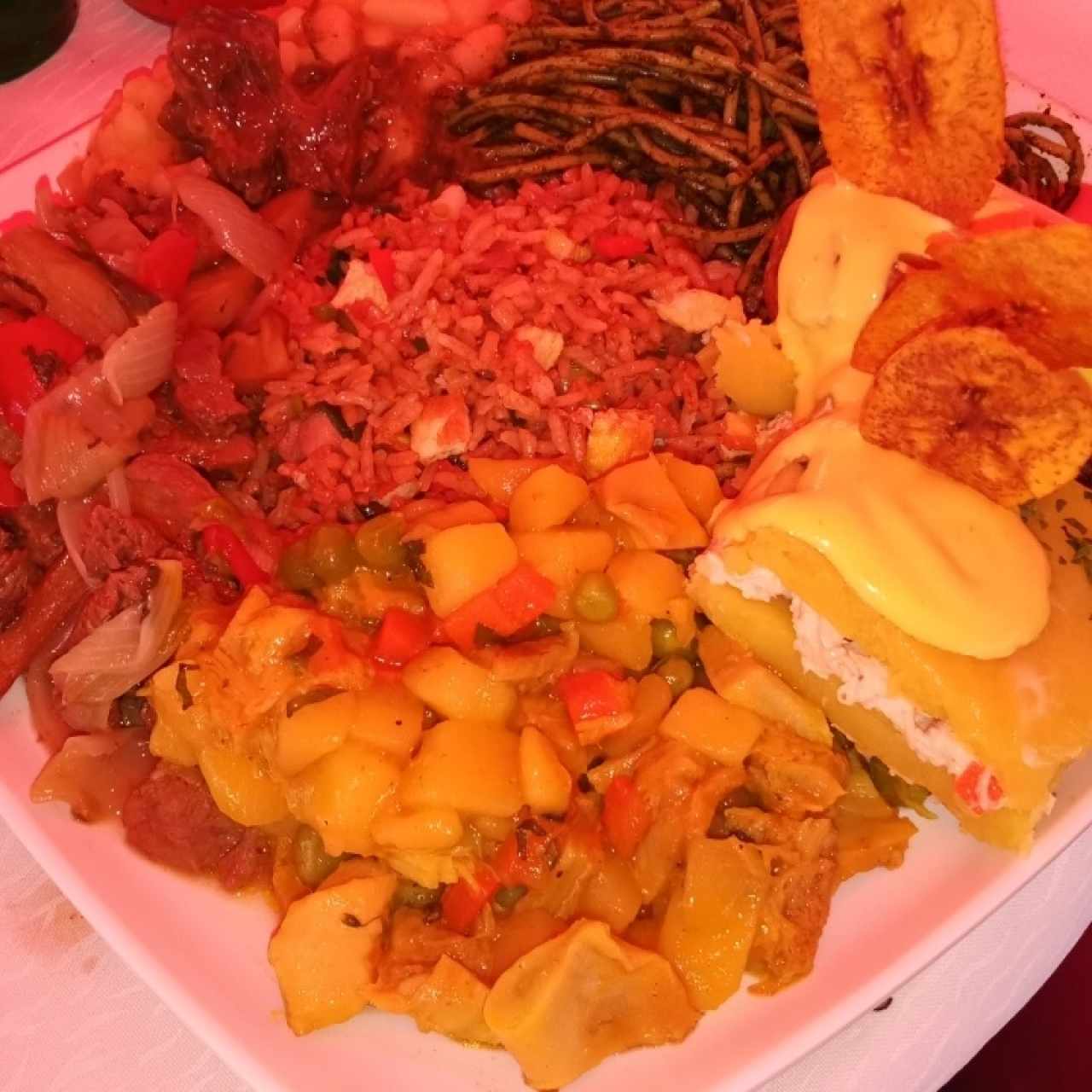 Bandeja peruana (causa, papa rellena, carne, pasta al pesto, arroz, papas en salsa, frijoles, carne guisada y causa)