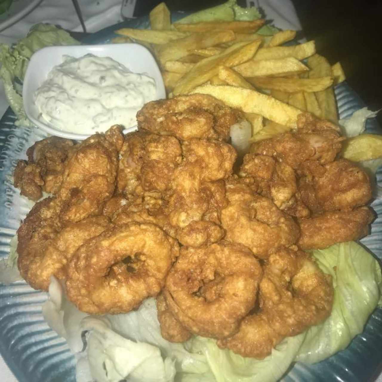 Calamares Rebozados, Espectaculares, las Papas Fritas también y Òptima la Salsa Tártara 