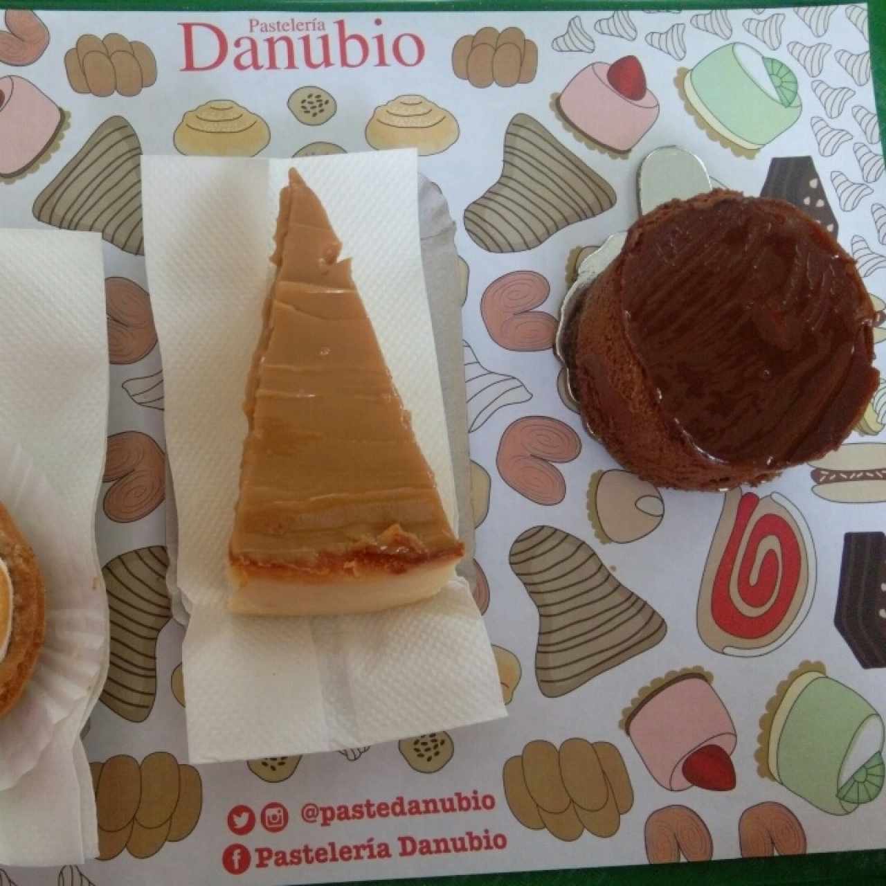 cheesecake con arequipe, mousse de chocolate