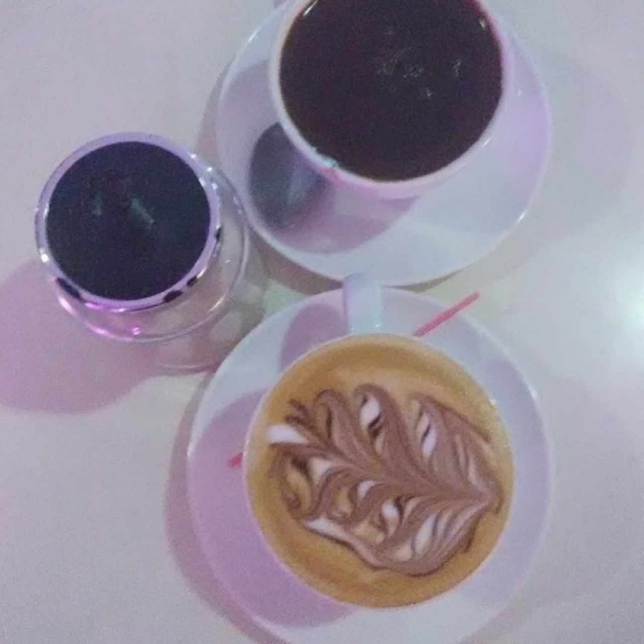 café marrón grande y chocolate caliente grande