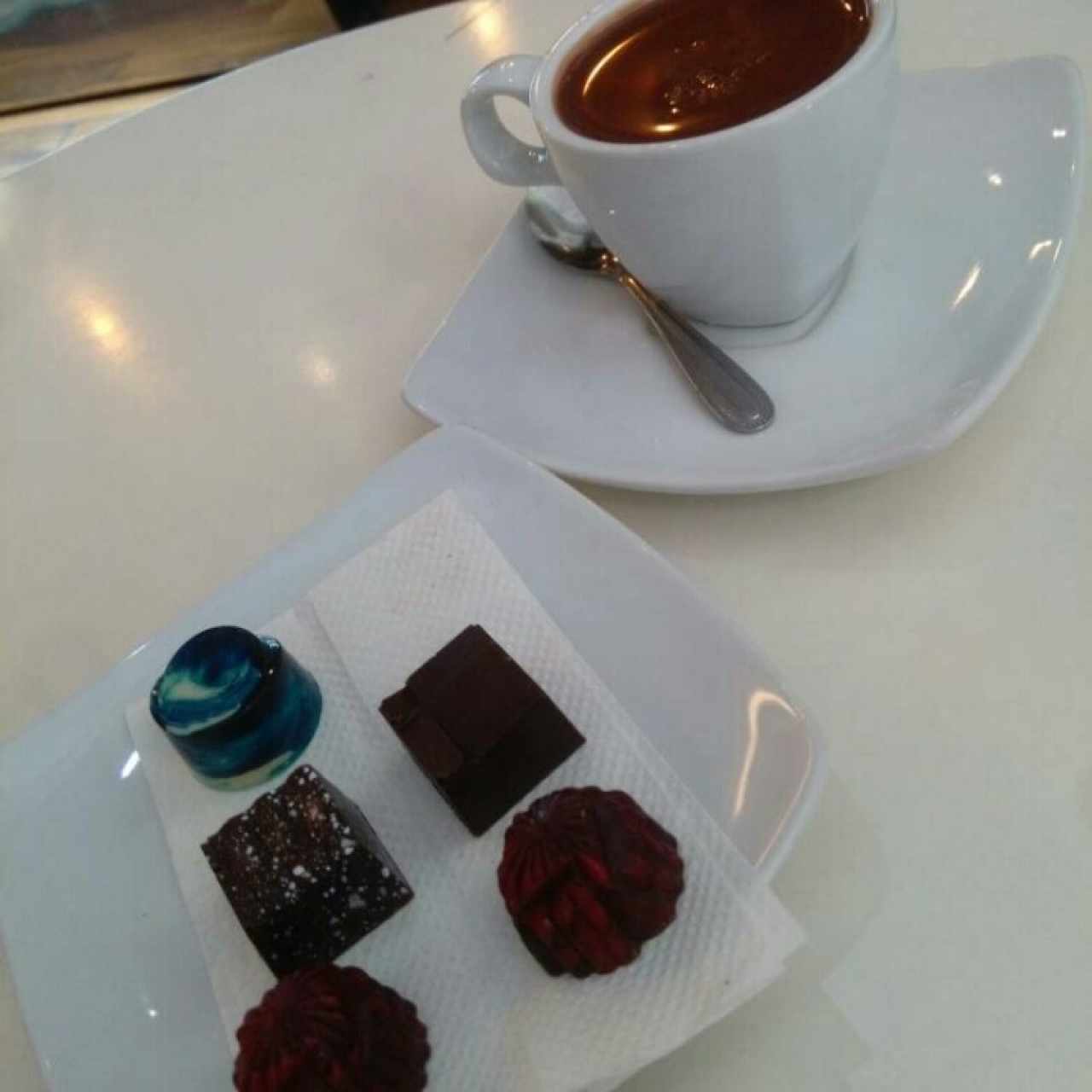 Chocolate caliente y bombones 