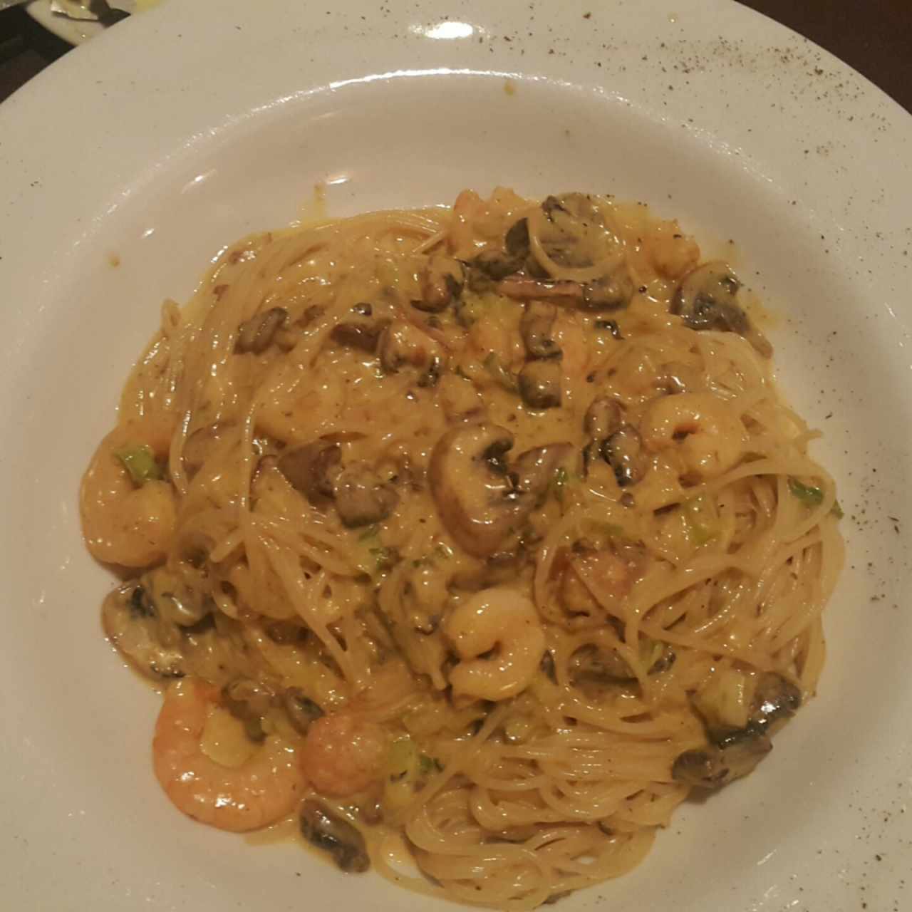 vermicelli con camarones y hongos