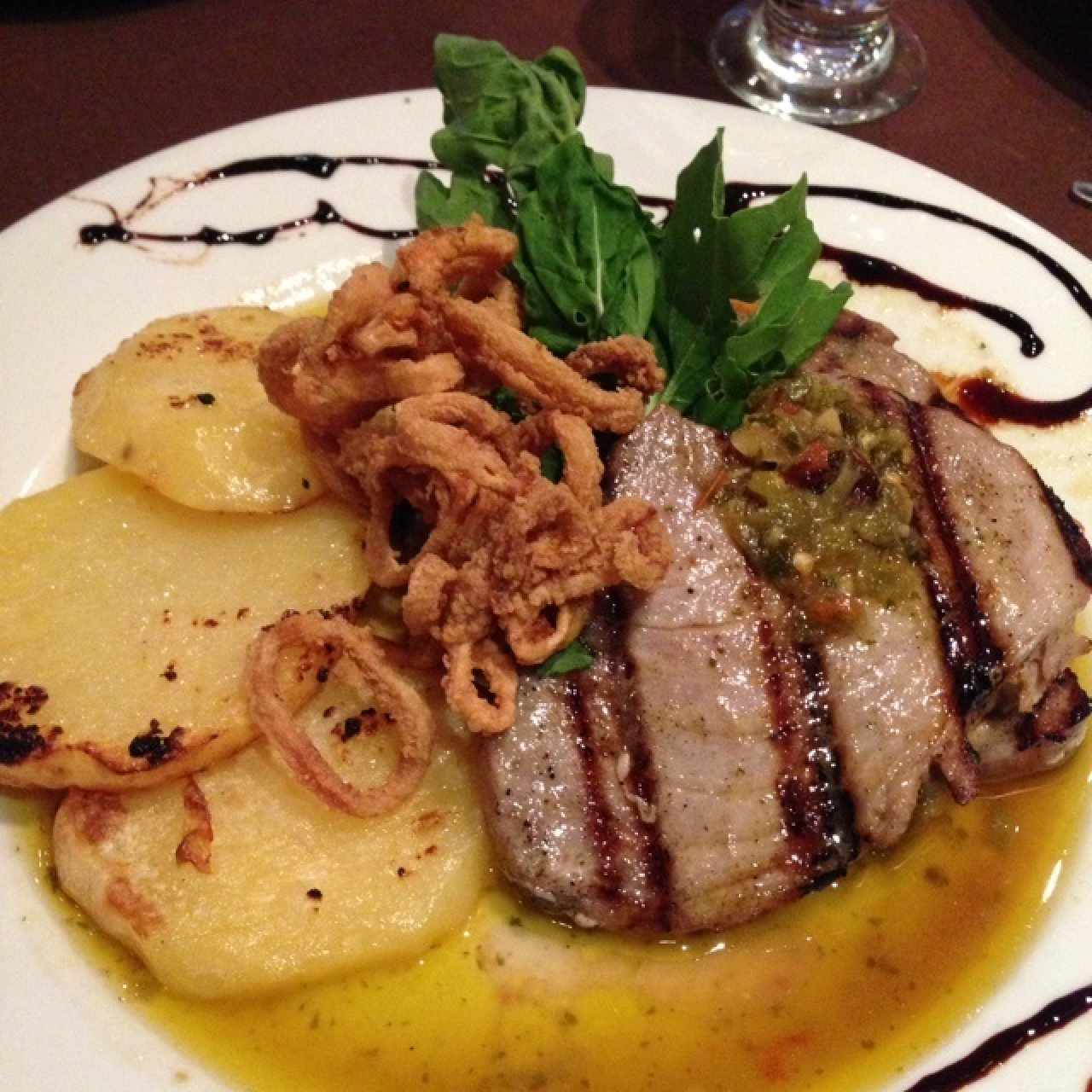 atun al grill con papas rostizadas