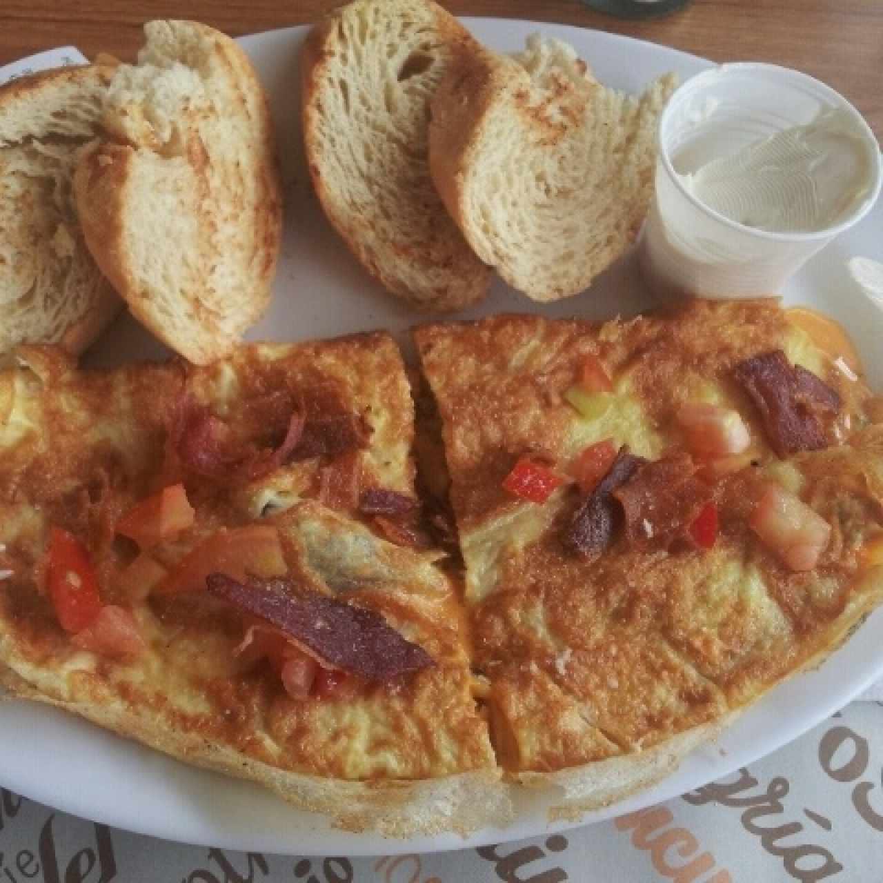 Omelet queso cheddar y tocineta