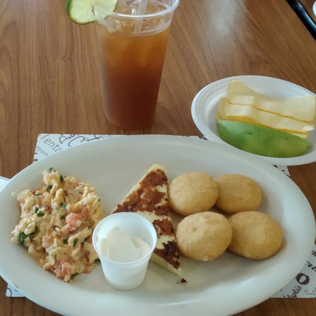 desayuno caraqueño con extra de queso Munster y aguacate 