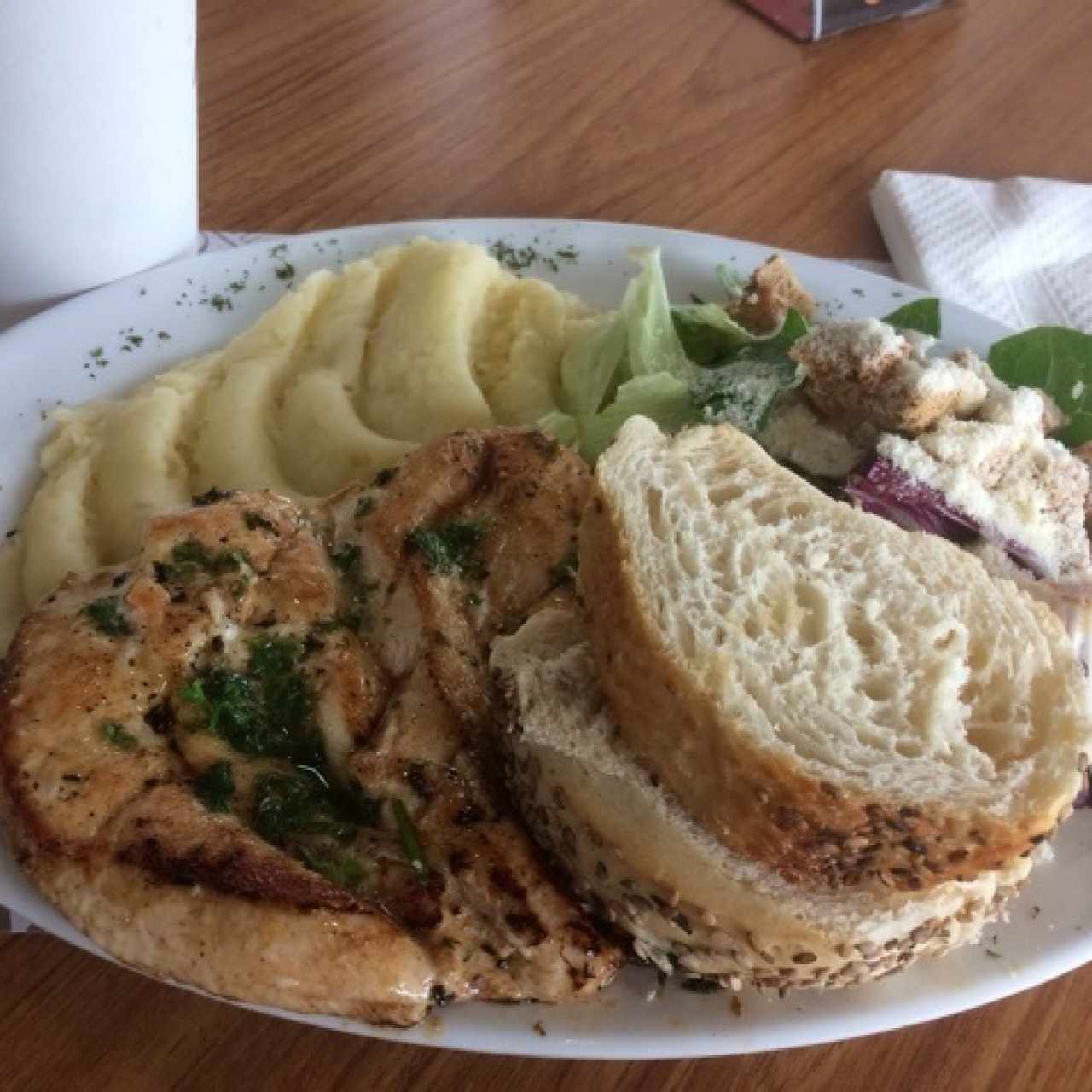 Pollo a la Placha con Puré de Papas y Ensalada César