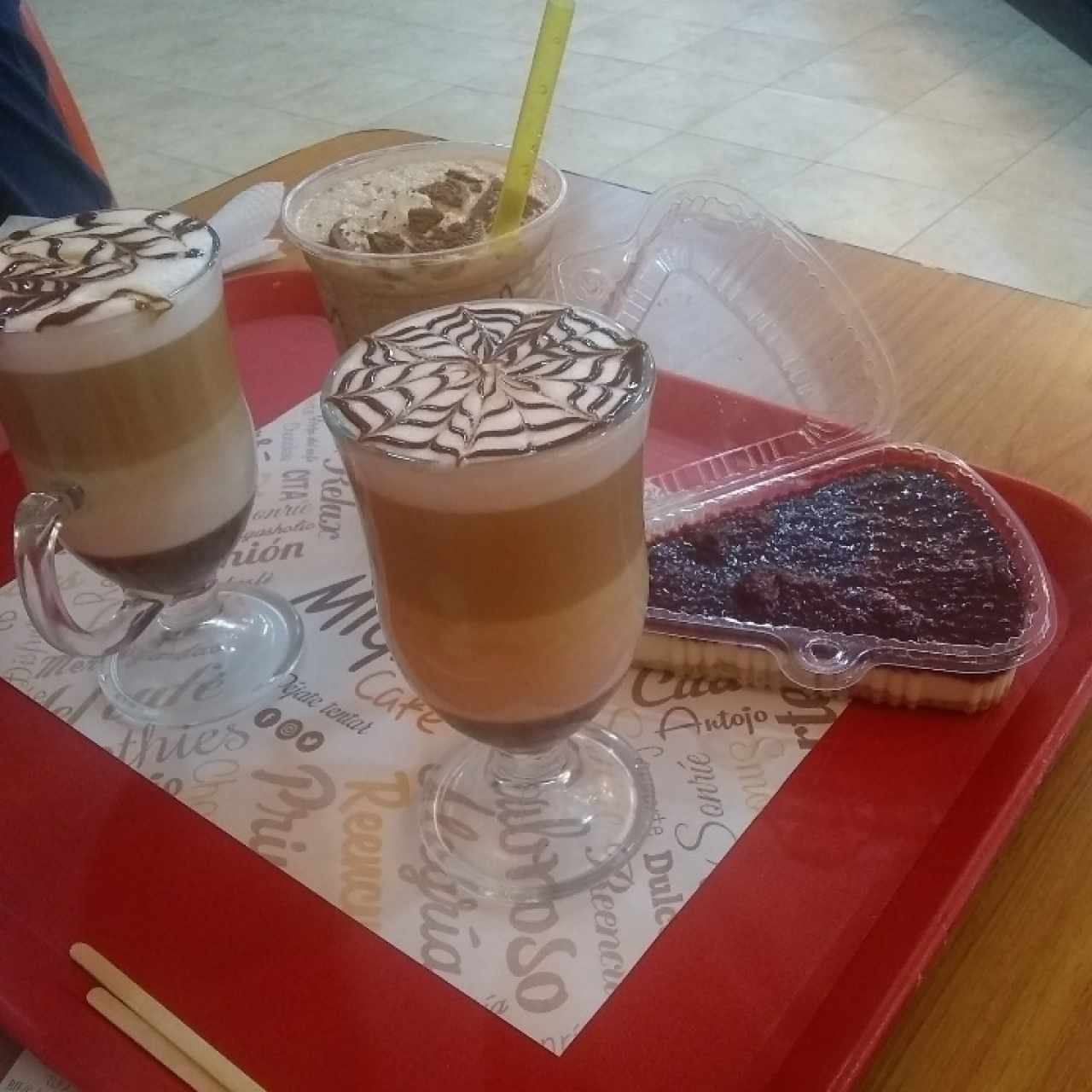 mocachino y pie de queso con frutos rojos