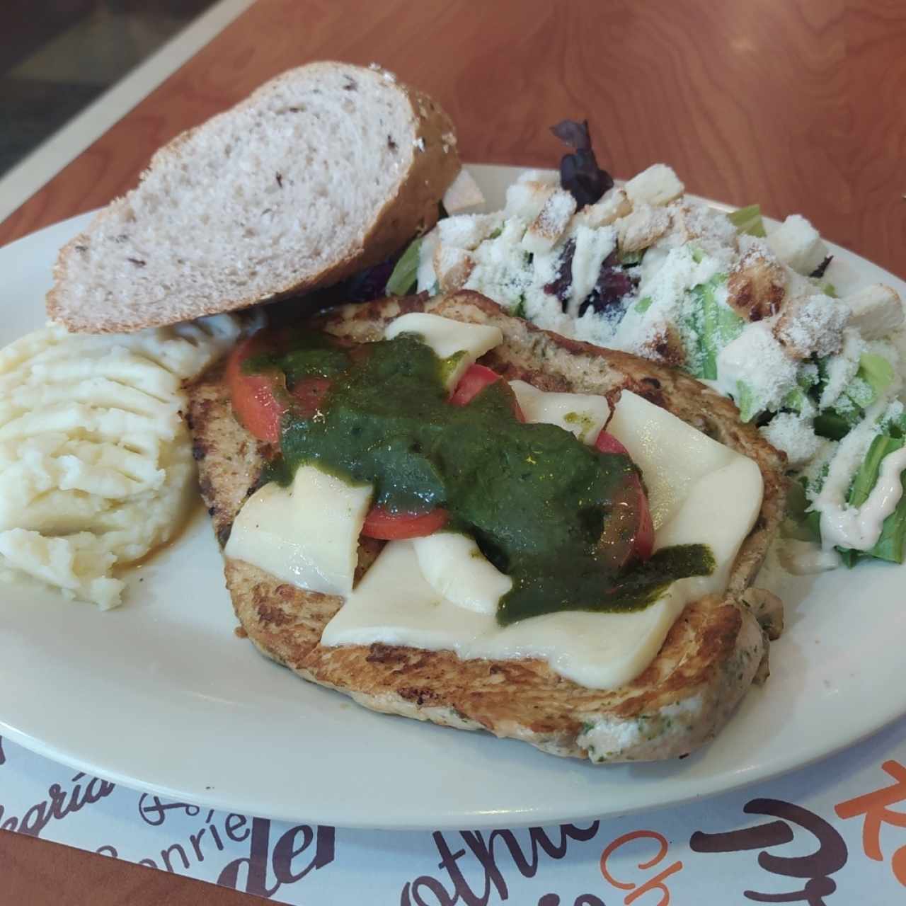 Almuerzo: Pollo a la capresa con puré de papas y ensalada césar.