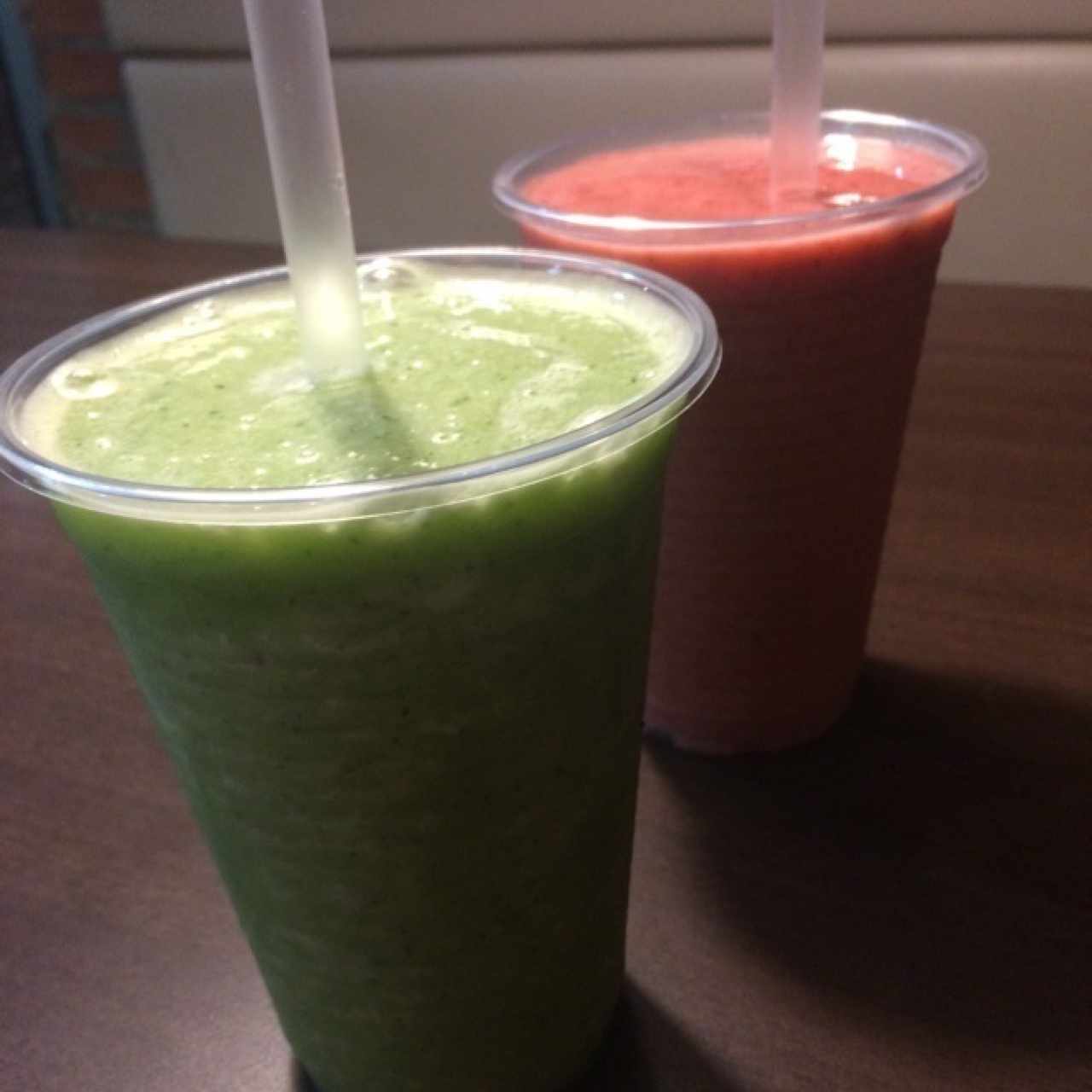 smoothie verde y fresa