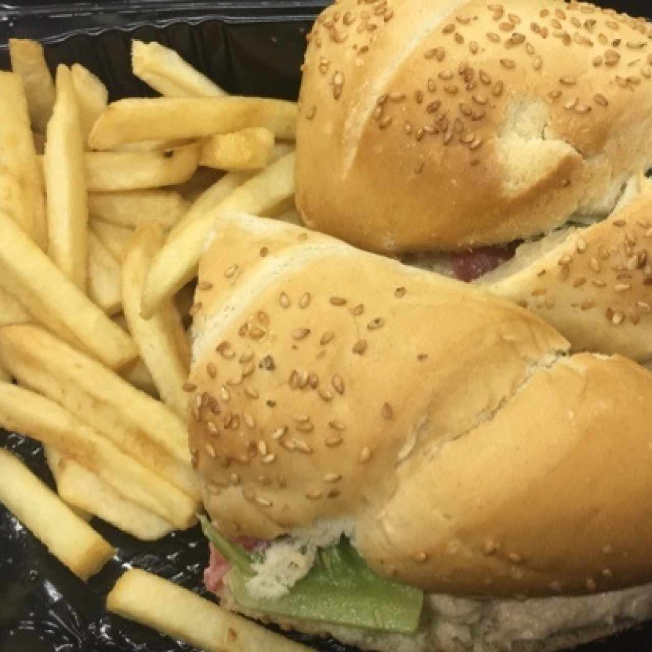 sandwich de atun y papas fritas 