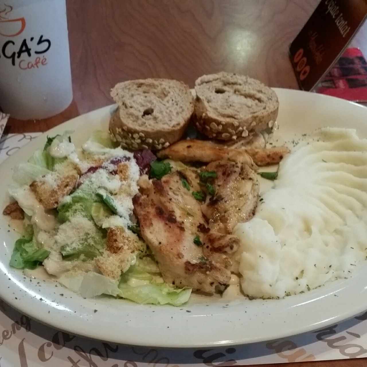 Pollo a la plancha con pure de papas y ensalada cesar