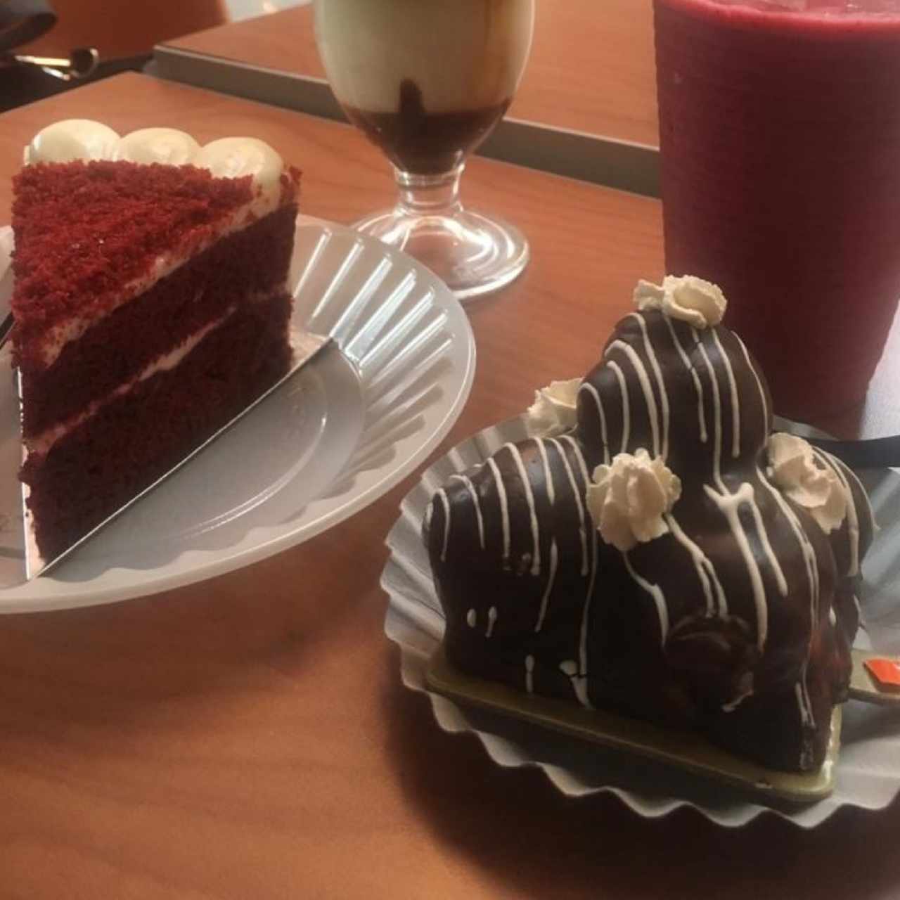 Torta Red velvet y profiterol 