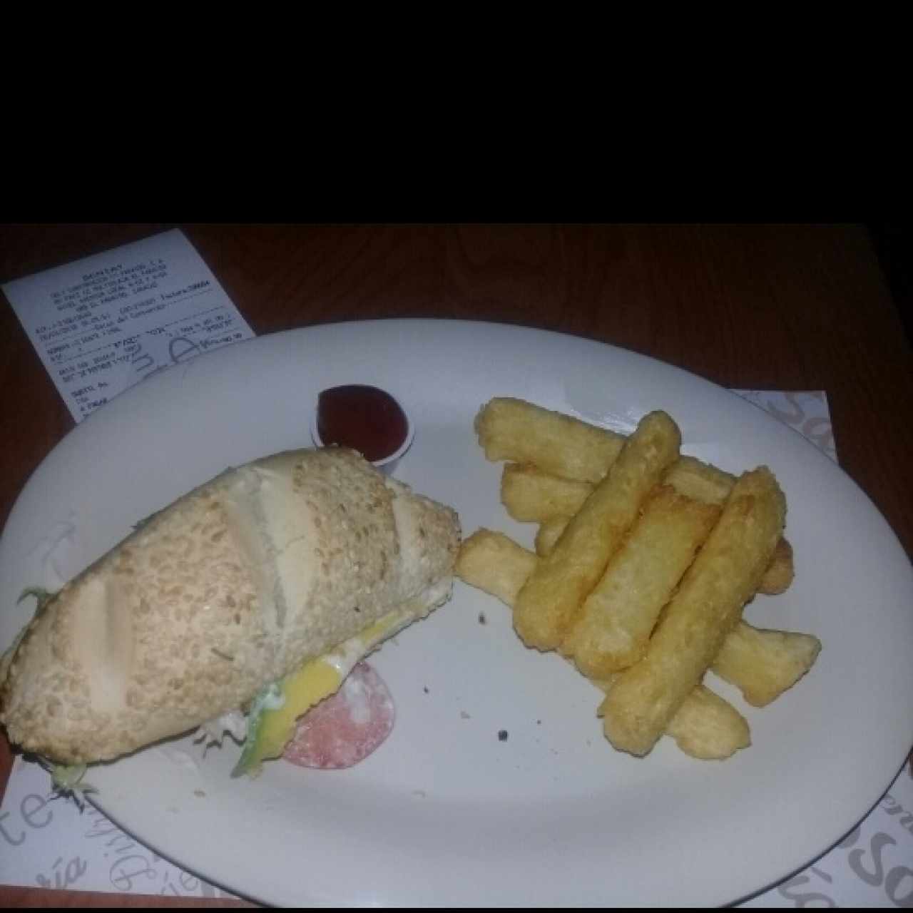 Combo económico: Mini sándwich de pollo pepiado y yuca frita.
