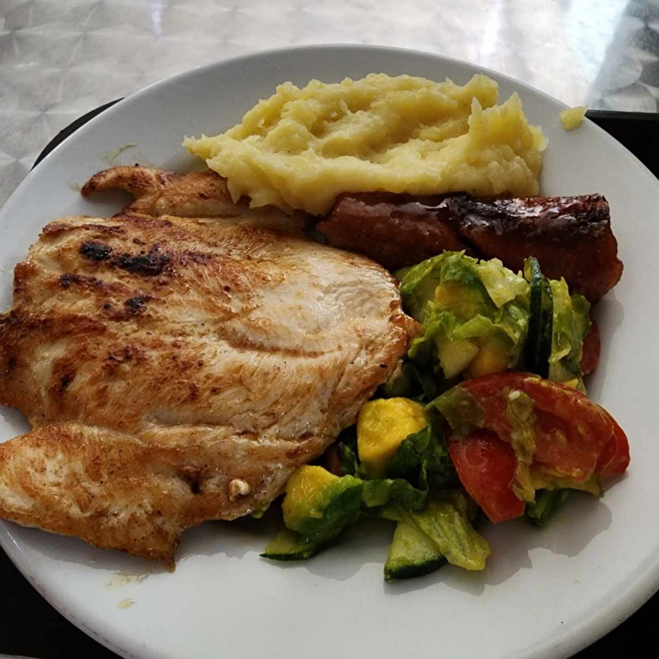 Menú ejecutivo de pollo + 3 contornos 