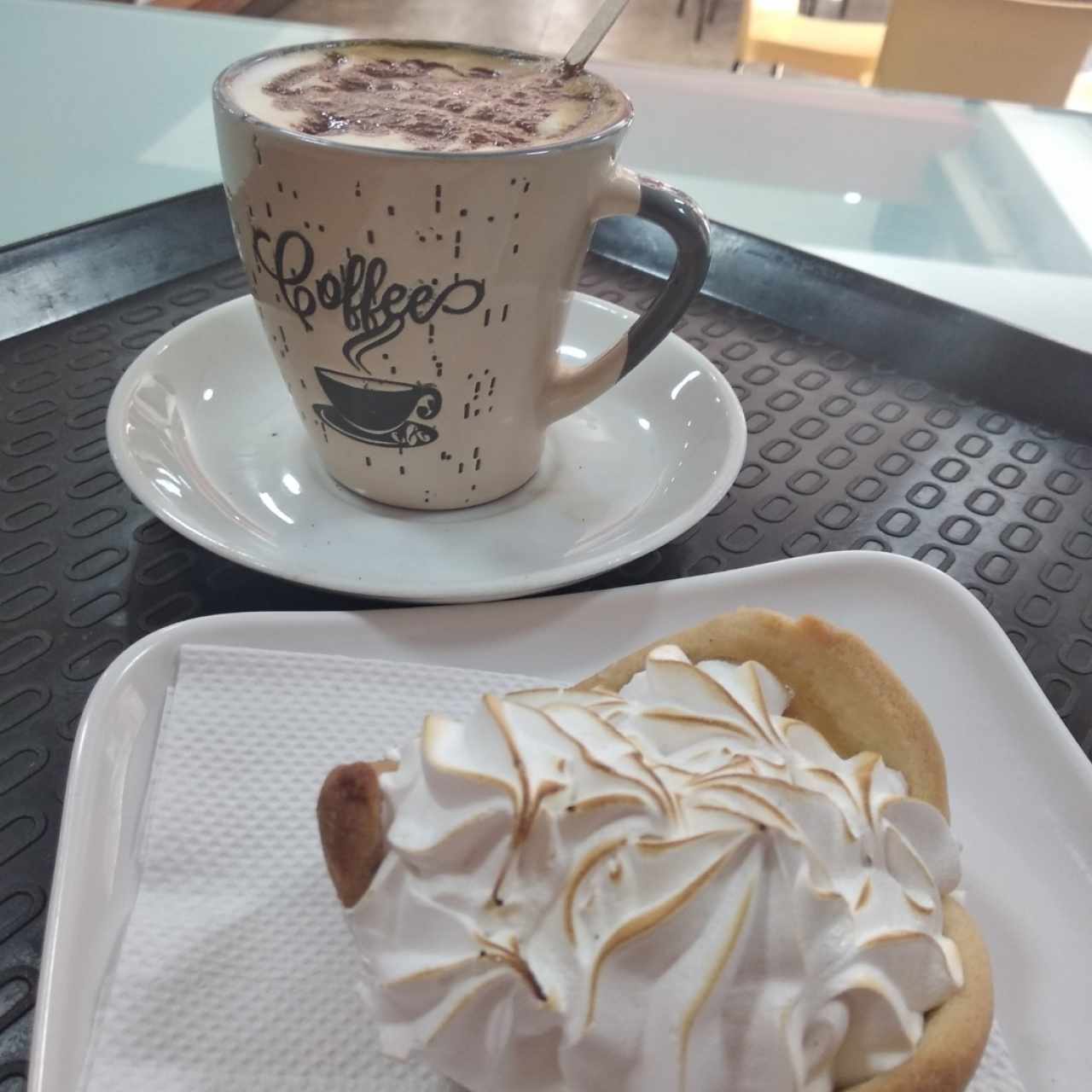 café grande y mini tartaleta de limón