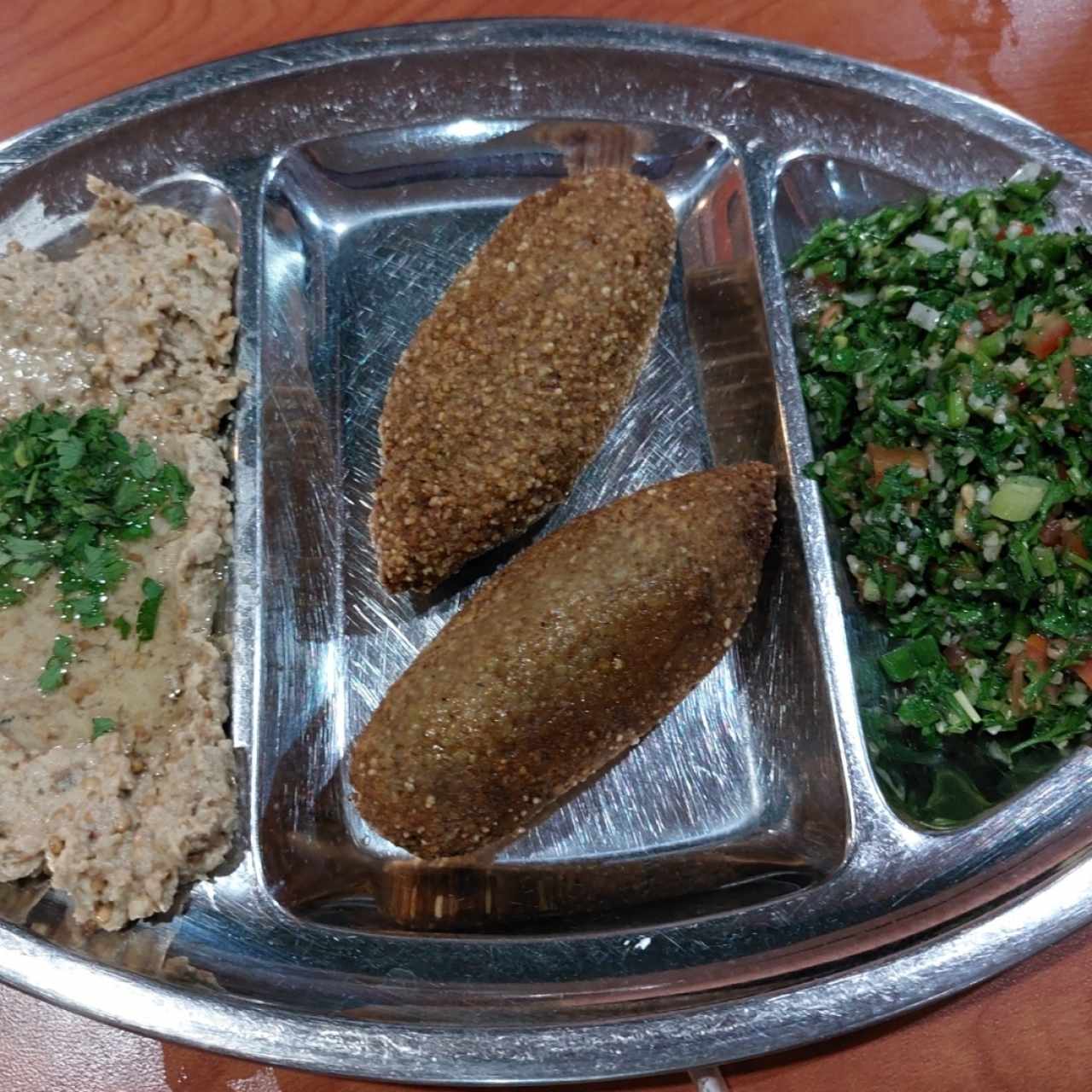 Plato mixto falafel. 