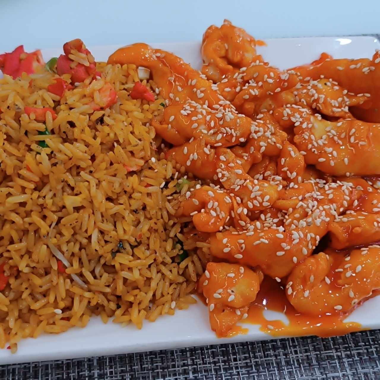 arroz frito con pollo ajonjolí/miel