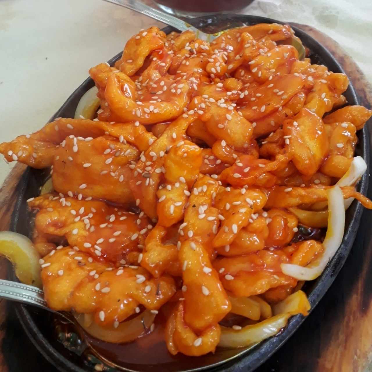 Pollo con Miel y Ajonjoli en plato caliente