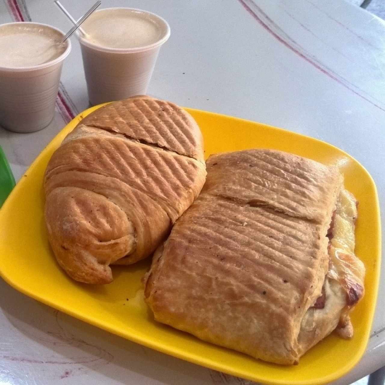 Croissant de pavo y queso crema y minilunch