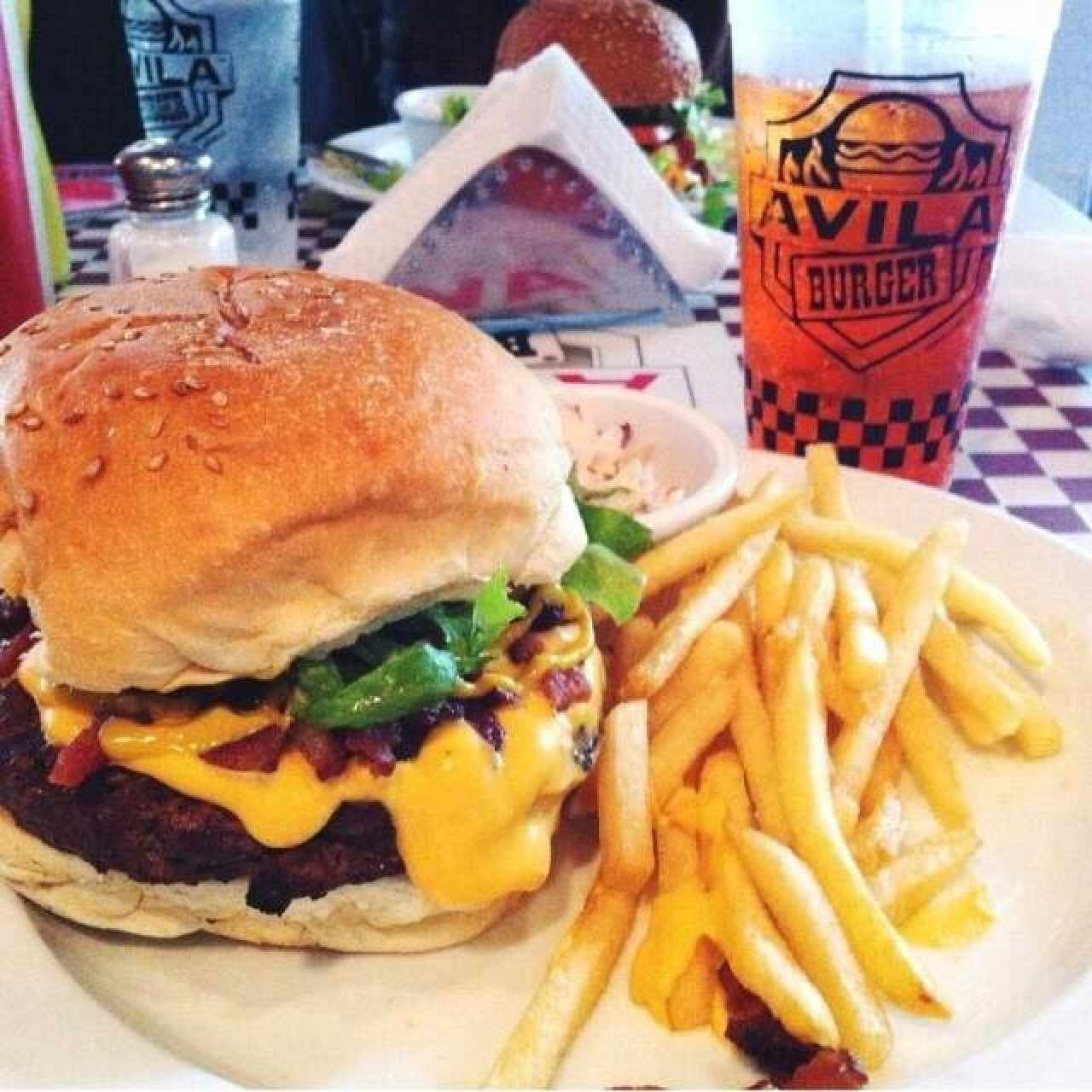 Hanburguesa especial (carne termino medio 115, queso cheddar, tocineta, huevo y lechuga) acompañada de una racion de papas con ensalada, otro nivel 🔥