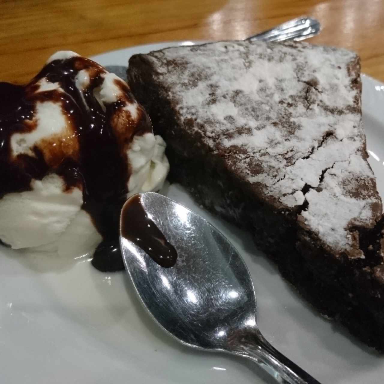 Brownie con helado 