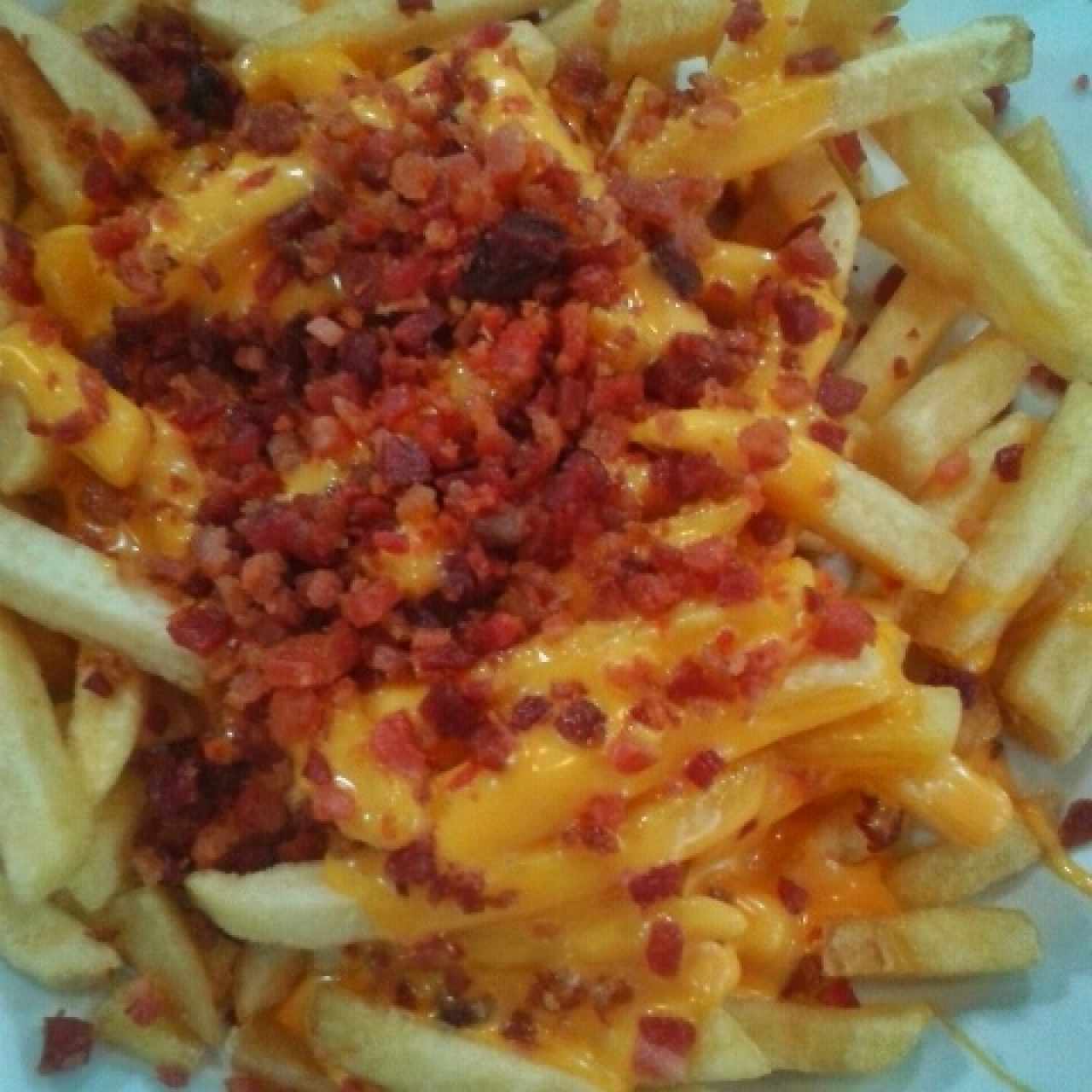 Papas fritas con queso y tocineta