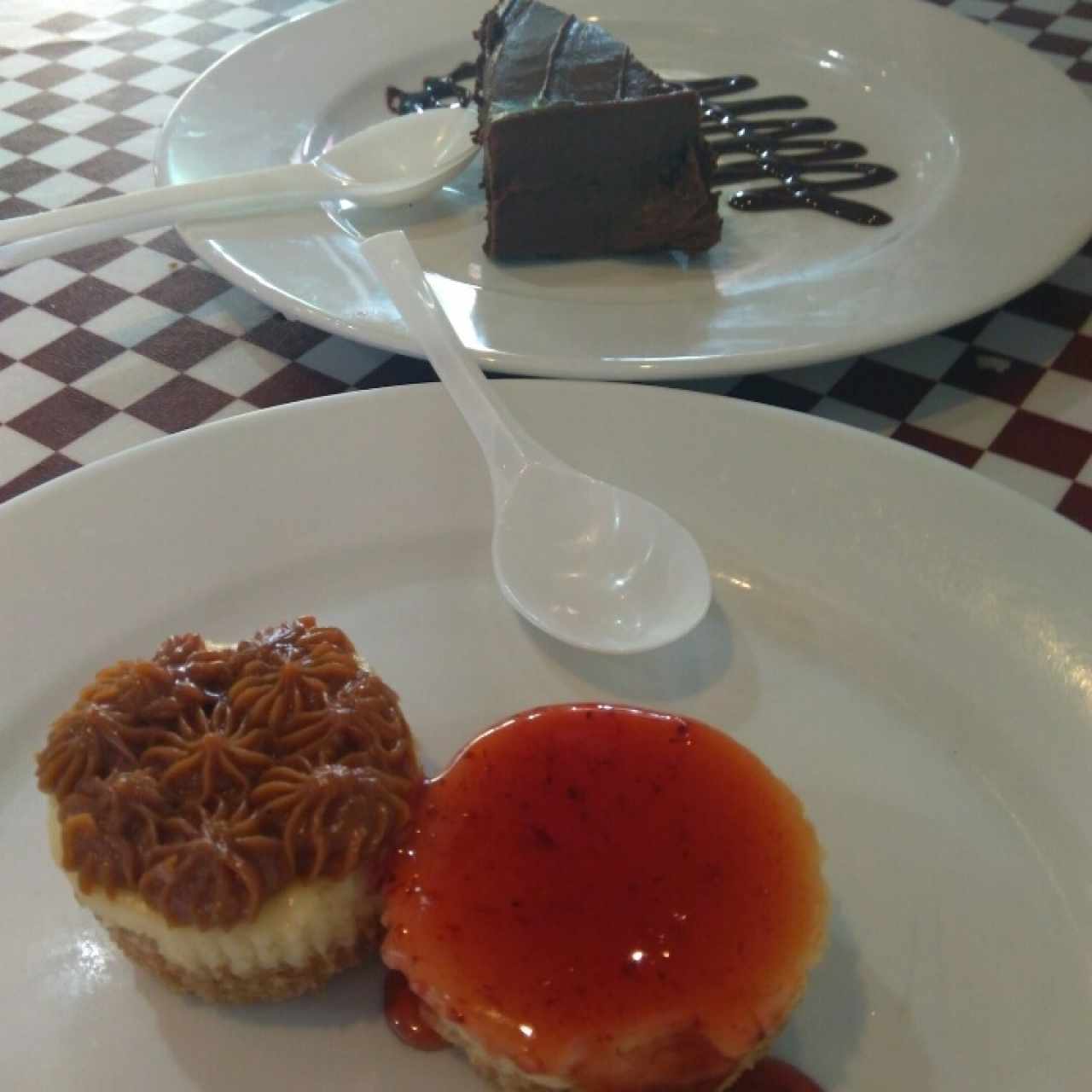 Cheesecake y torta de chocolate