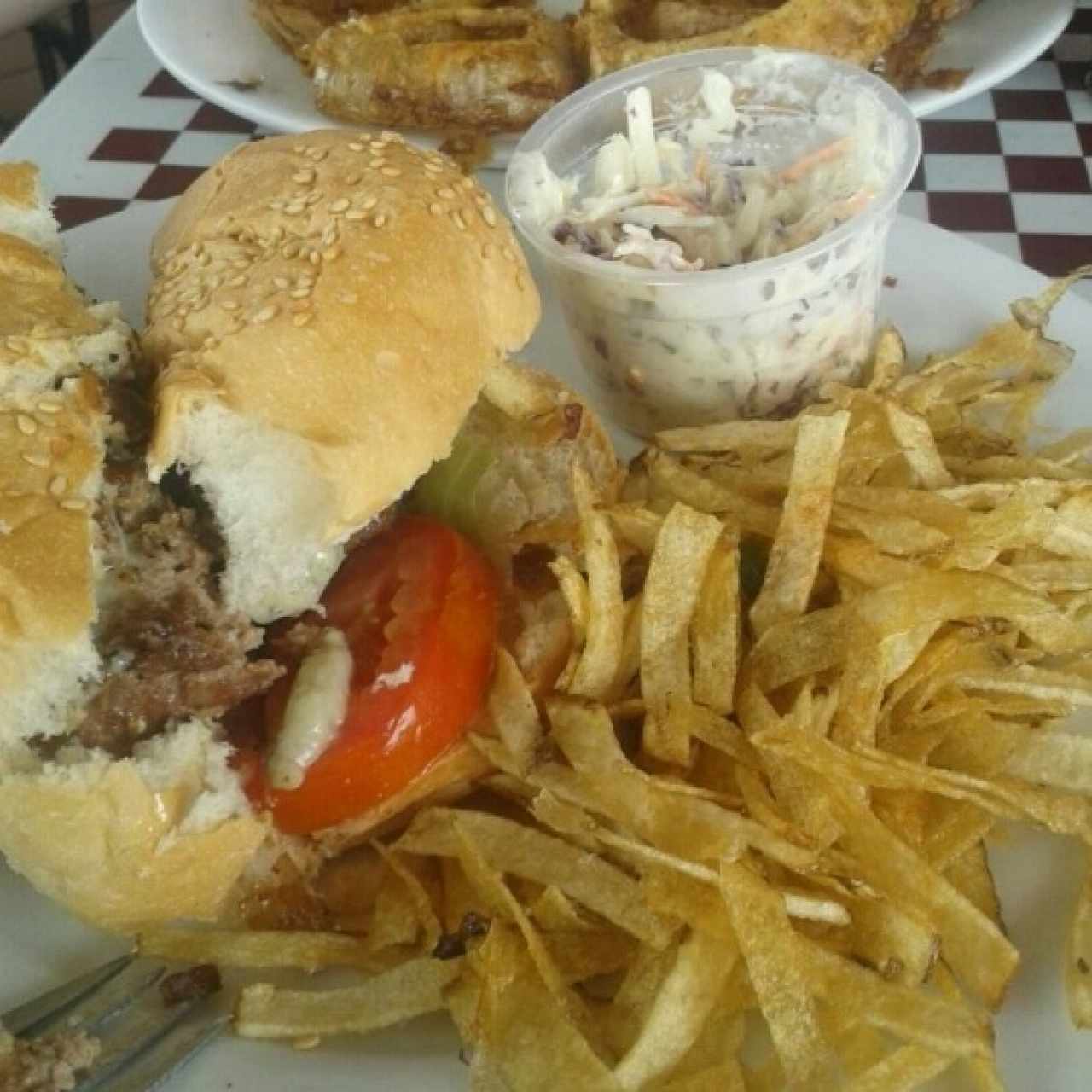 Galipan. Excelente carne de res con blue cheese y bacon, acompañada con stick fried potatoes naturales y ensalada