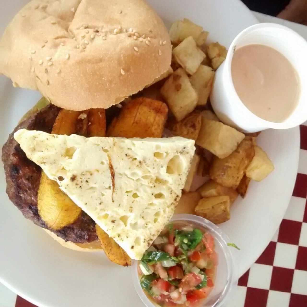 Hamburguesa Banquito + pico de gallo + salsa brava (picante)