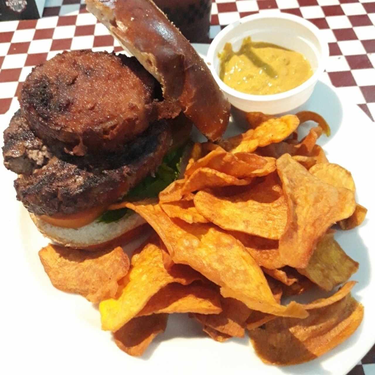 Karu Pana (Oktober Fest 2017) carne de res, morcilla, aro de cebolla, queso de cabra empanizado y mostaza picante. 