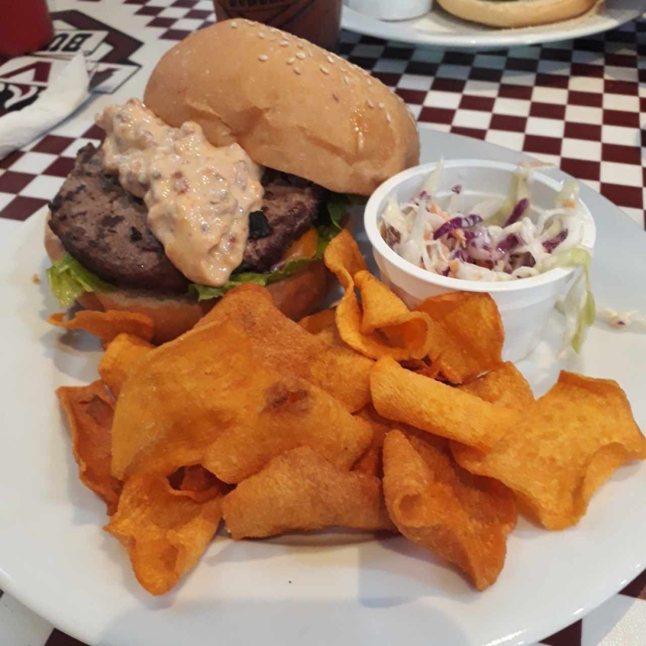 Promo 2x1 hamburguesa con mayoneta y chips de batata
