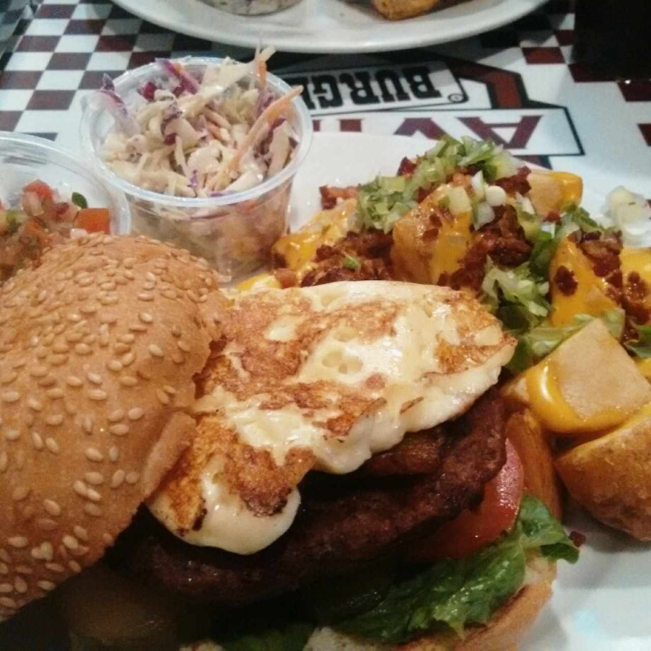 Blanquito Burger con papas sunshade