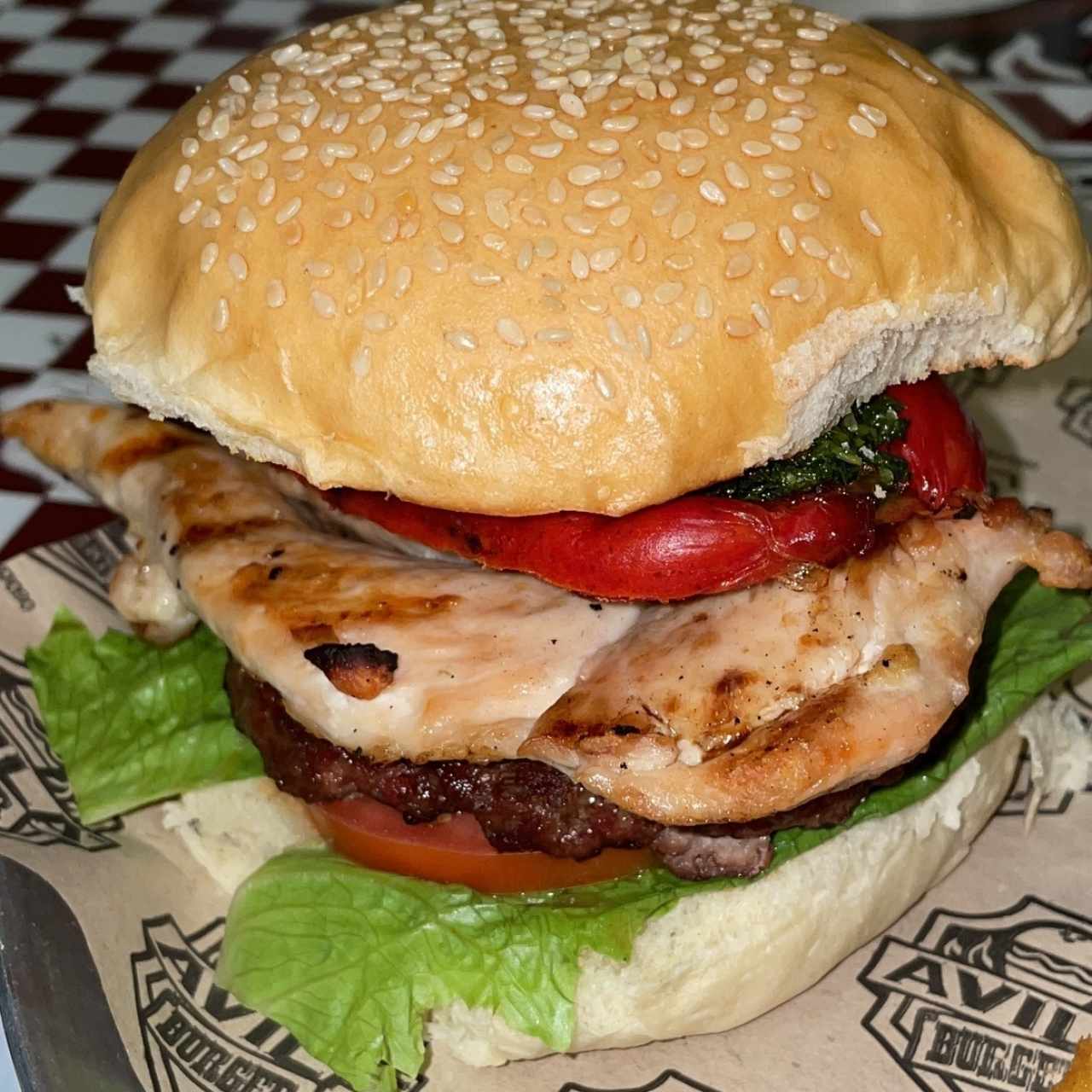 Hamburguesa sin nombre (pollo, carne y chorizo, $12)