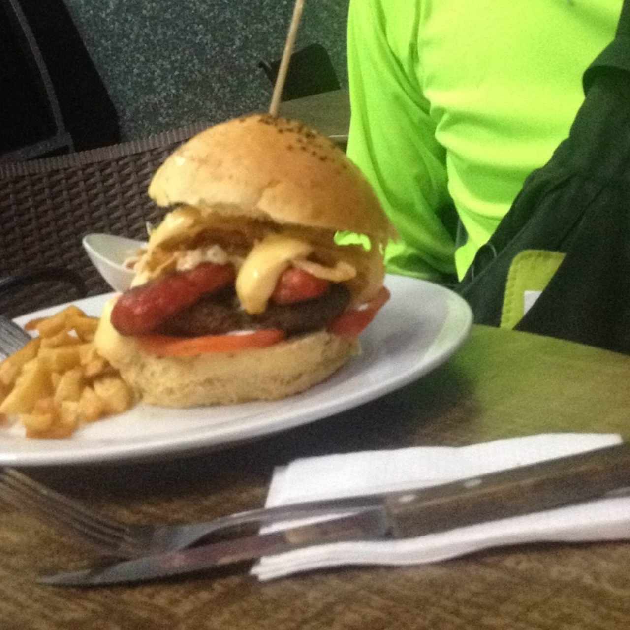 hamburguesa de carne y chorizo ahumado 