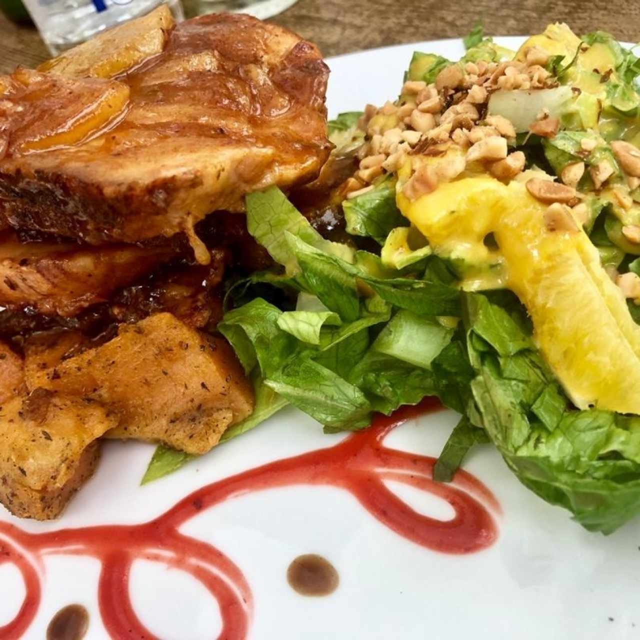 Cerdo con batata y salsa de piña 