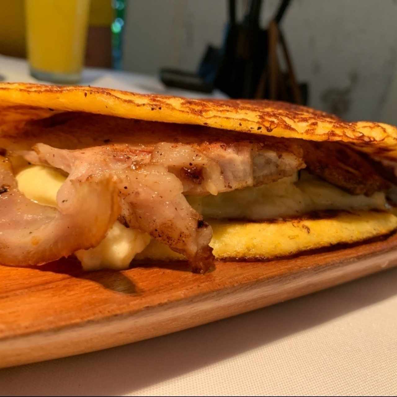cachapa con queso y pernil