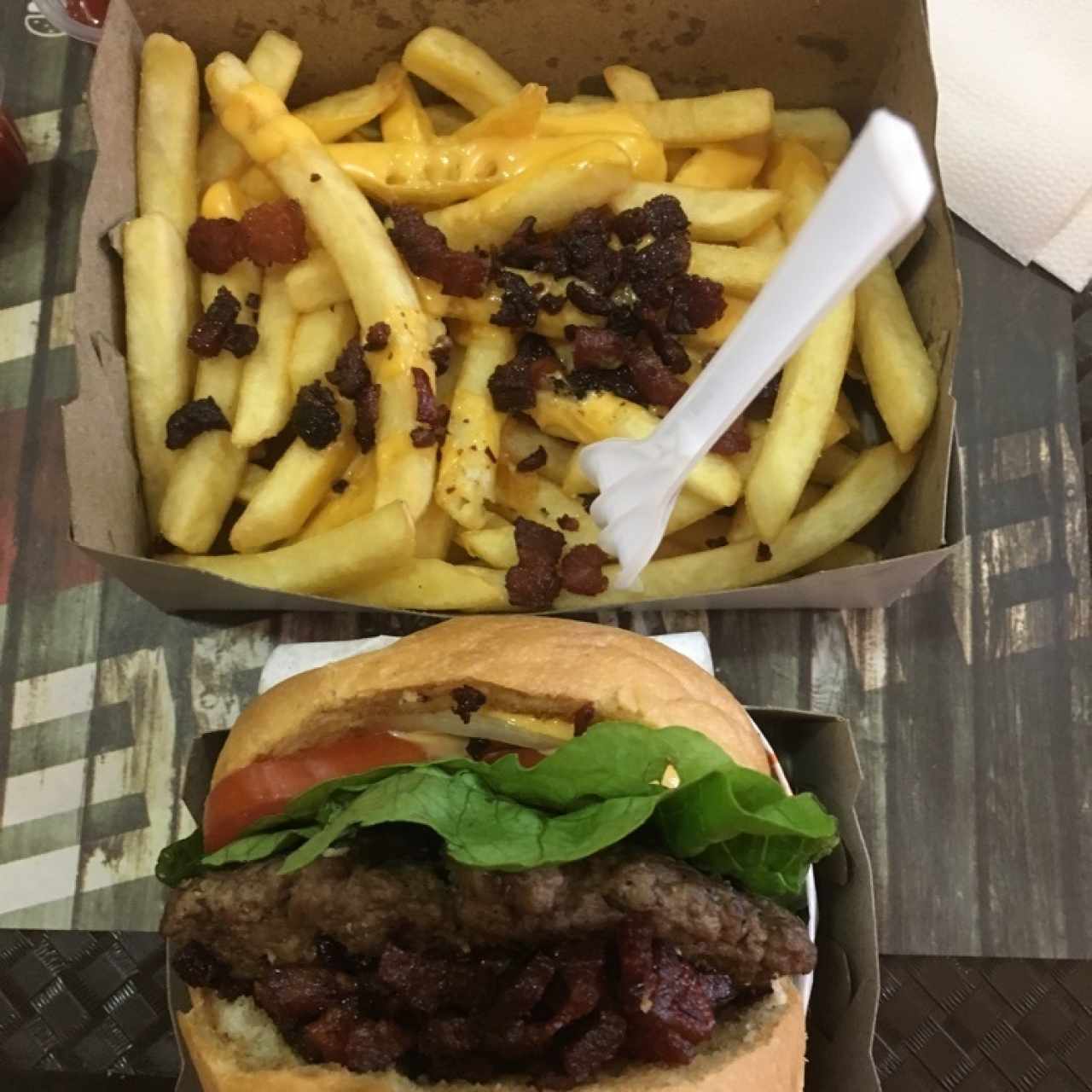 hamburguesa y papas con queso y tocineta