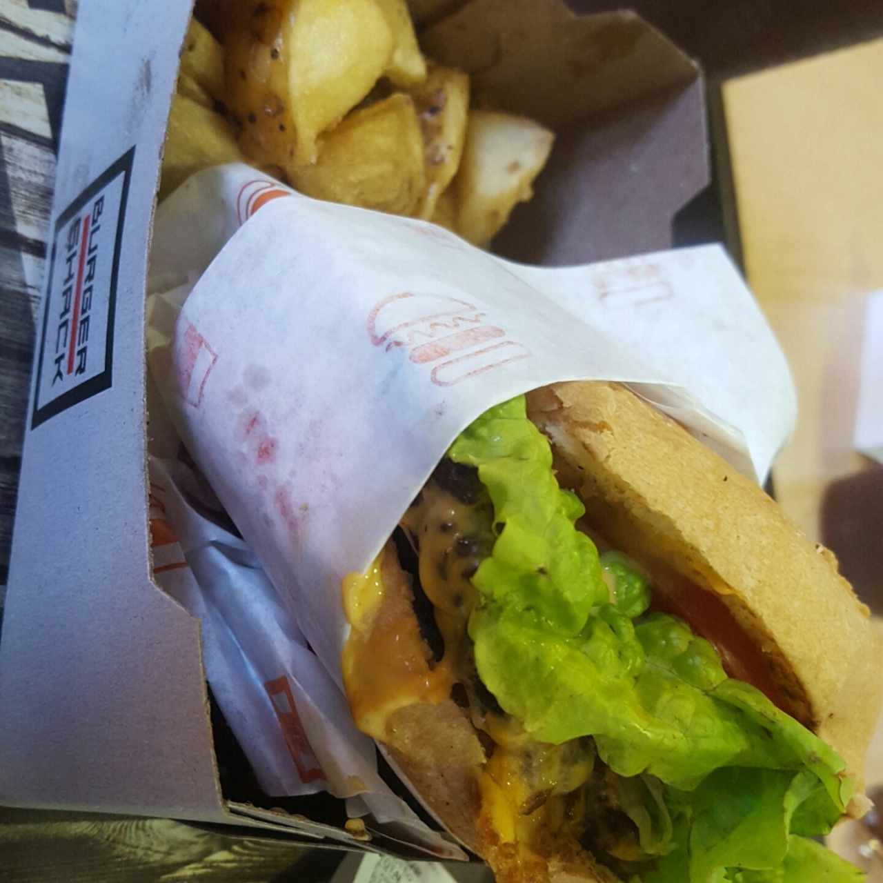 hamburguesa sencilla con extra de queso y cebolla caramelizada 