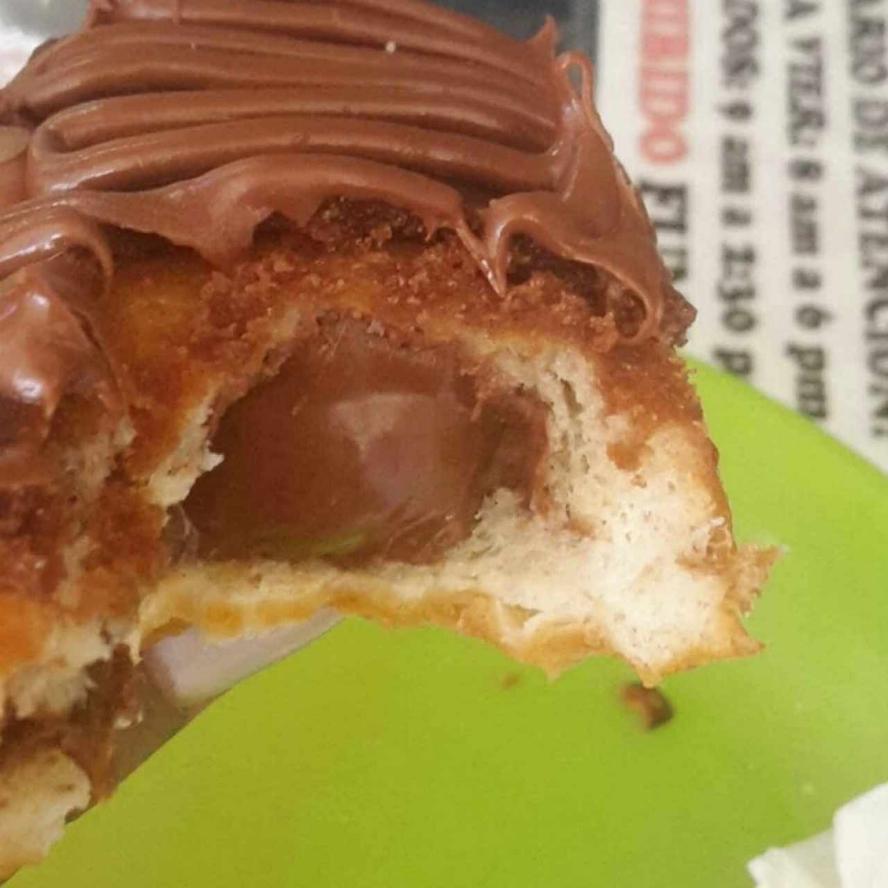 dona rellena de arequipe y chocolate. ❤