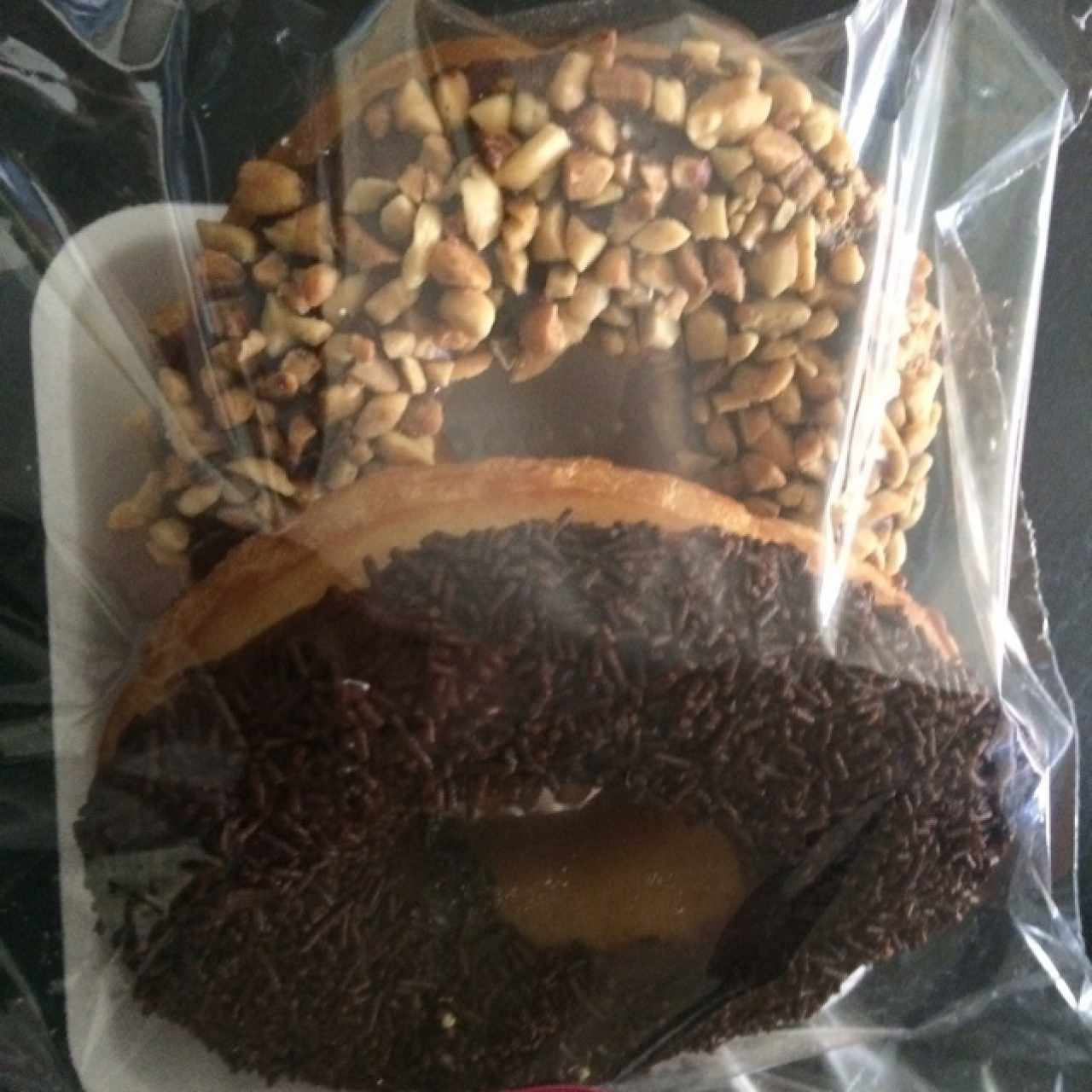 donut de chocolate con maní + donut de chocolate con lluvia de chocolate