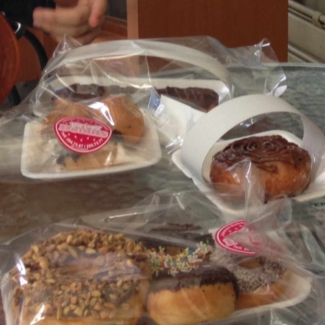 long-bar al fondo. mini donas, mini bomba, cinnaroll de chocolate