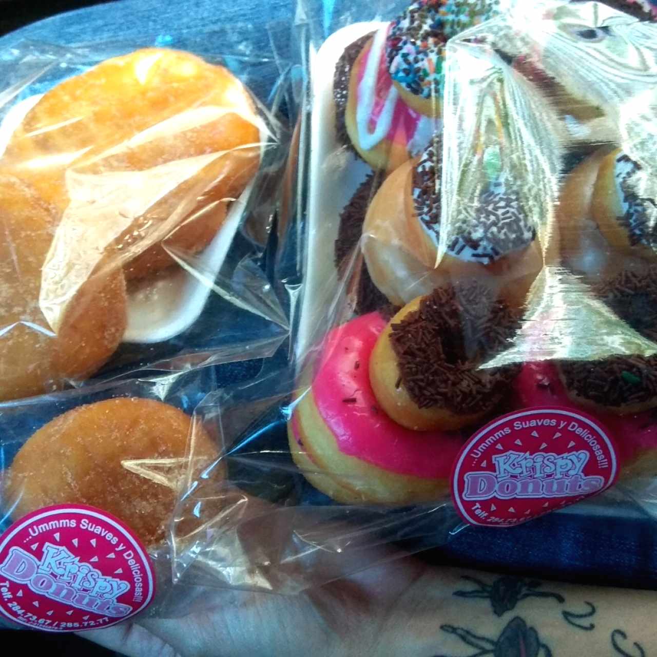 bombas medianas, una bomba pequeña y las demas son mini donas con extra mini donas 